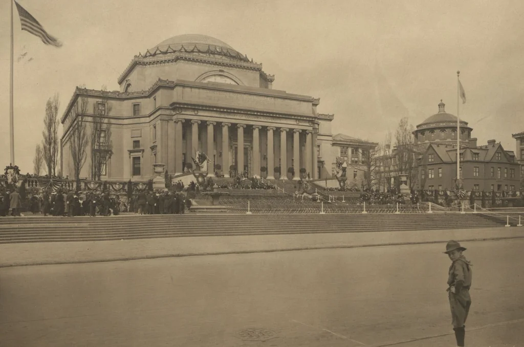 An illustration from [Decorations in the city of New York to honor and welcome the British and French commissions, May 9th to May 13th, 1917 / phot. by Wurts brothers], 1917, leaf 19