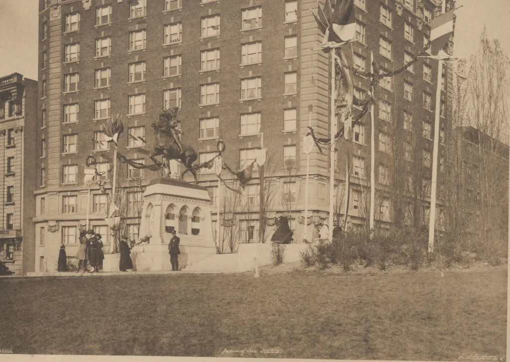An illustration from [Decorations in the city of New York to honor and welcome the British and French commissions, May 9th to May 13th, 1917 / phot. by Wurts brothers], 1917, leaf 20