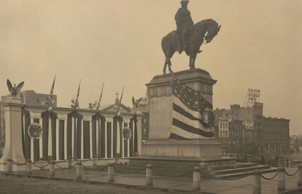 An illustration from [Decorations in the city of New York to honor and welcome the British and French commissions, May 9th to May 13th, 1917 / phot. by Wurts brothers], 1917, leaf 28