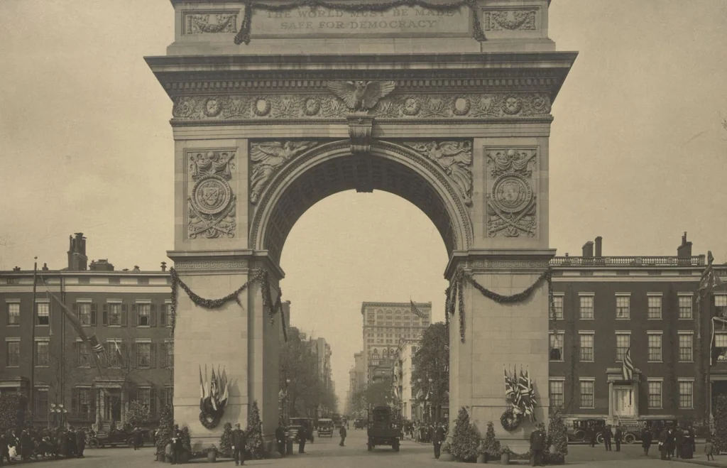 An illustration from [Decorations in the city of New York to honor and welcome the British and French commissions, May 9th to May 13th, 1917 / phot. by Wurts brothers], 1917, leaf 4