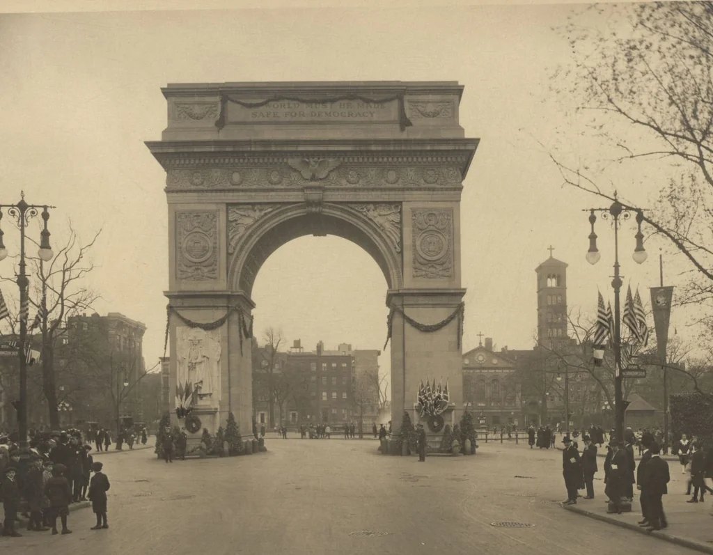 An illustration from [Decorations in the city of New York to honor and welcome the British and French commissions, May 9th to May 13th, 1917 / phot. by Wurts brothers], 1917, leaf 5