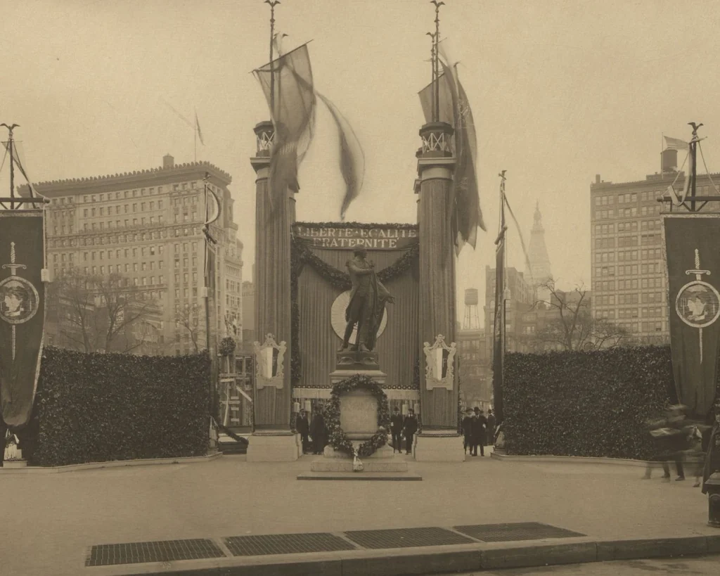 An illustration from [Decorations in the city of New York to honor and welcome the British and French commissions, May 9th to May 13th, 1917 / phot. by Wurts brothers], 1917, leaf 6
