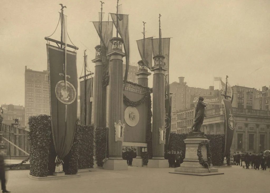 An illustration from [Decorations in the city of New York to honor and welcome the British and French commissions, May 9th to May 13th, 1917 / phot. by Wurts brothers], 1917, leaf 7