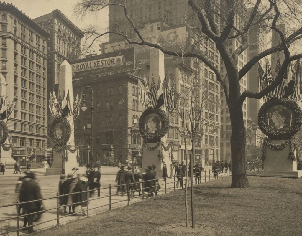 An illustration from [Decorations in the city of New York to honor and welcome the British and French commissions, May 9th to May 13th, 1917 / phot. by Wurts brothers], 1917, leaf 8