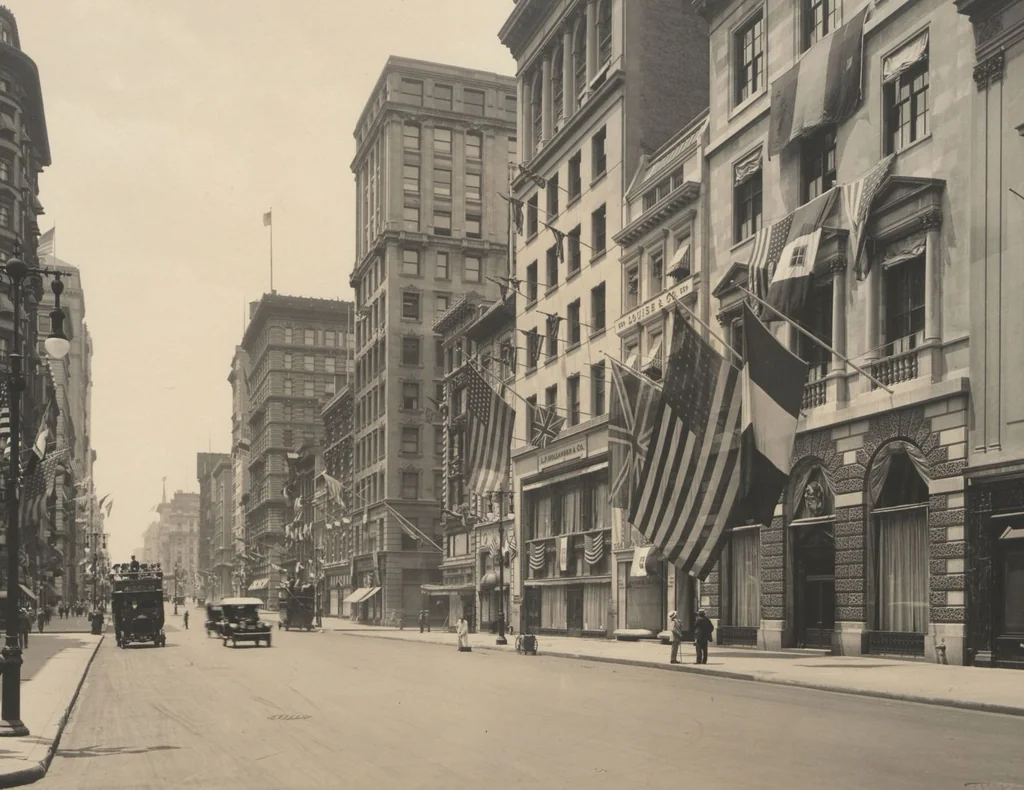An illustration from [Decorations in the city of New York to honor and welcome the Italian commission, June 21, 22, 23, 1917 / phot. by Wurts brothers], 1917, leaf 12