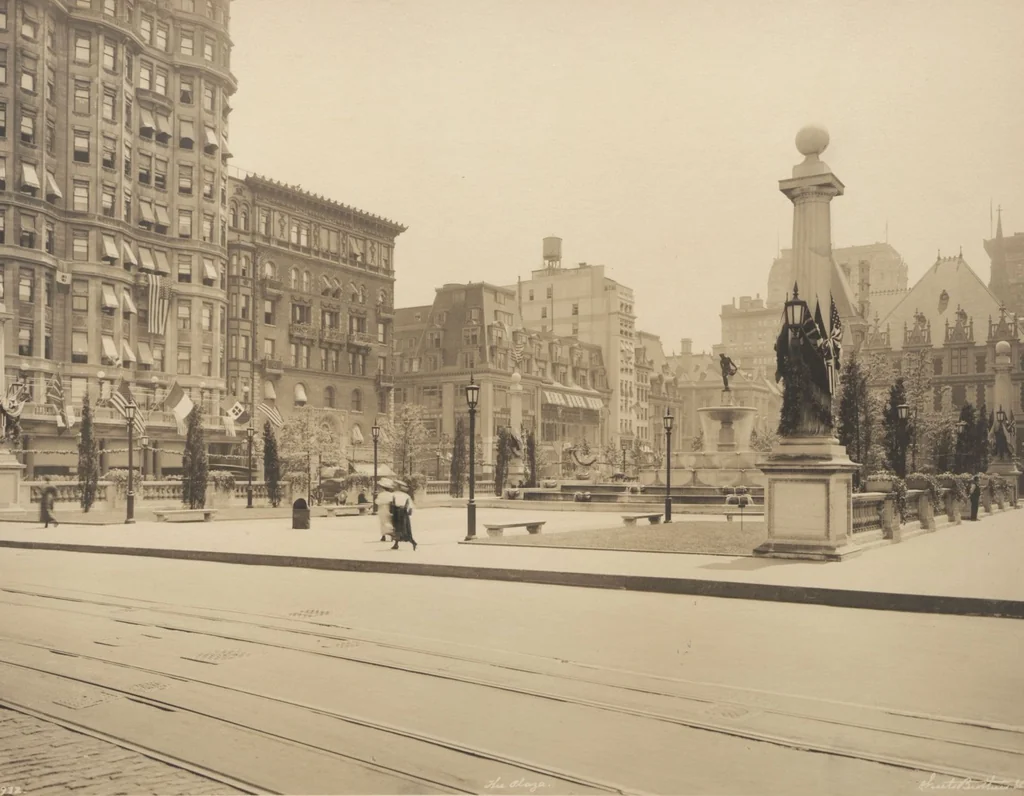An illustration from [Decorations in the city of New York to honor and welcome the Italian commission, June 21, 22, 23, 1917 / phot. by Wurts brothers], 1917, leaf 15