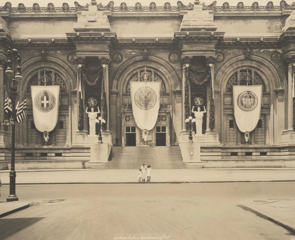 An illustration from [Decorations in the city of New York to honor and welcome the Italian commission, June 21, 22, 23, 1917 / phot. by Wurts brothers], 1917, leaf 16