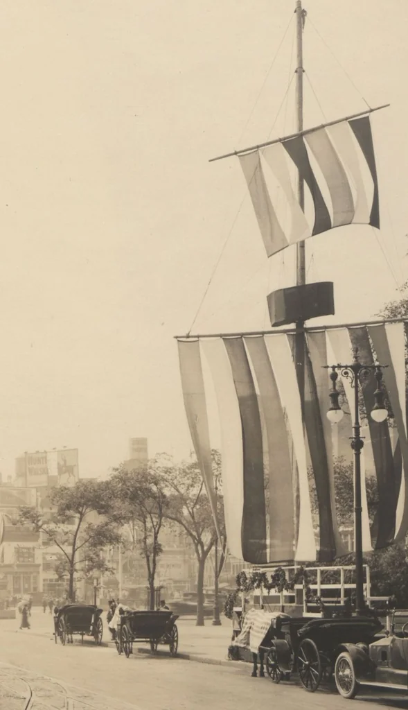 An illustration from [Decorations in the city of New York to honor and welcome the Italian commission, June 21, 22, 23, 1917 / phot. by Wurts brothers], 1917, leaf 19