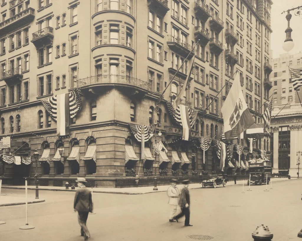 An illustration from [Decorations in the city of New York to honor and welcome the Italian commission, June 21, 22, 23, 1917 / phot. by Wurts brothers], 1917, leaf 27