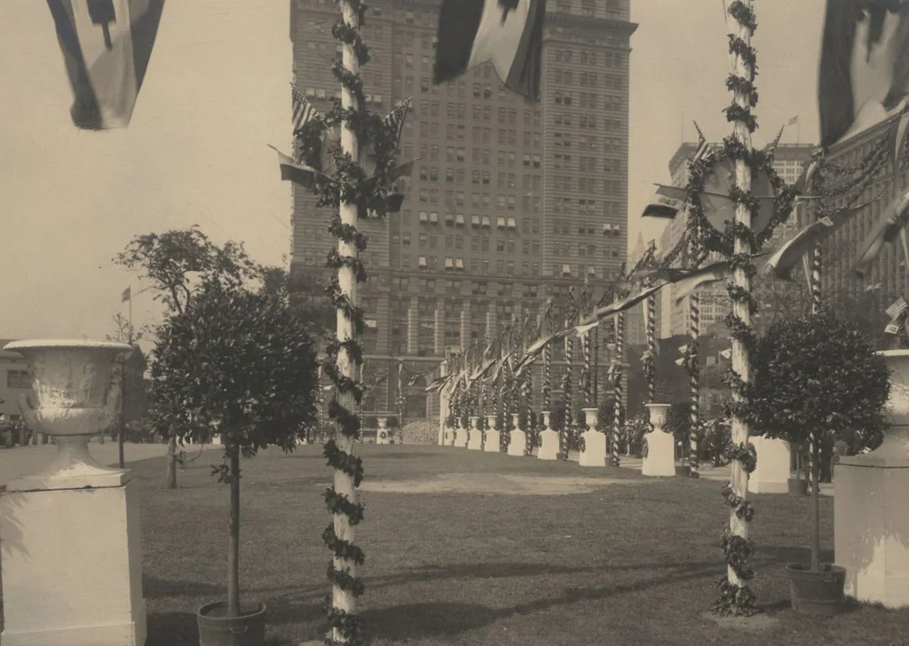An illustration from [Decorations in the city of New York to honor and welcome the Italian commission, June 21, 22, 23, 1917 / phot. by Wurts brothers], 1917, leaf 3