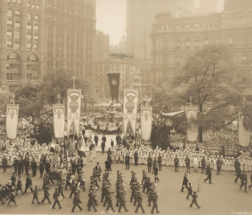 An illustration from [Decorations in the city of New York to honor and welcome the Italian commission, June 21, 22, 23, 1917 / phot. by Wurts brothers], 1917, leaf 6