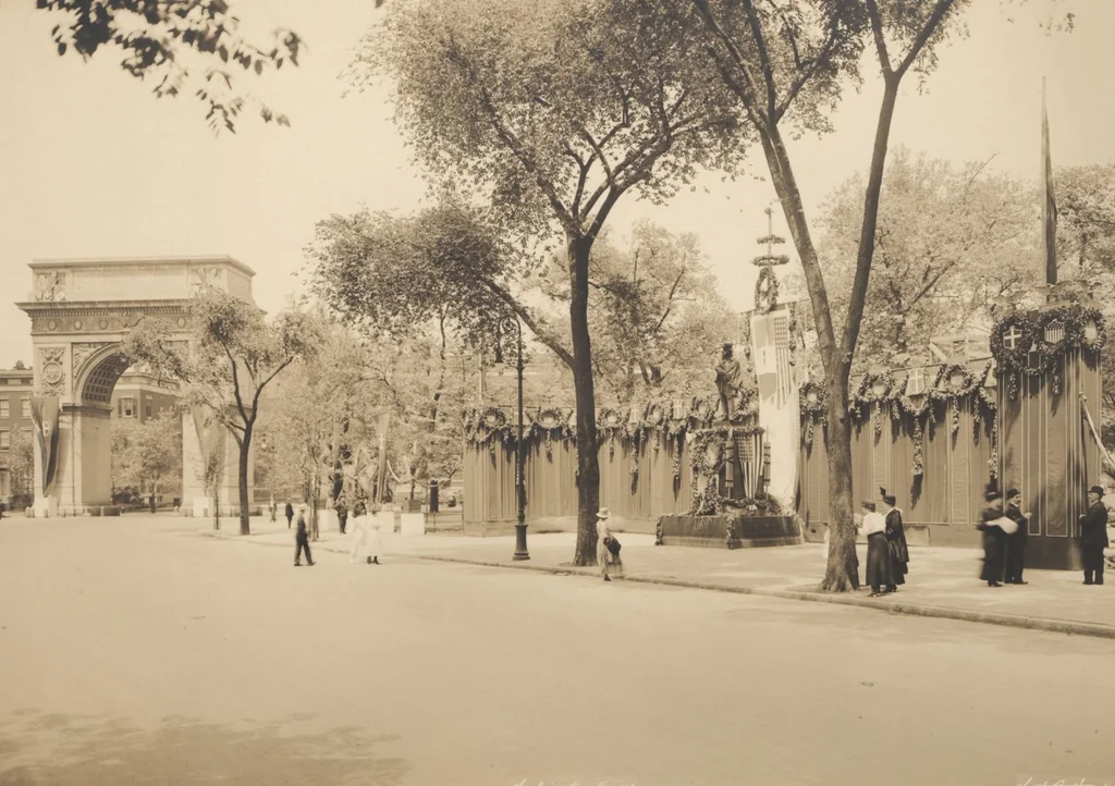 An illustration from [Decorations in the city of New York to honor and welcome the Italian commission, June 21, 22, 23, 1917 / phot. by Wurts brothers], 1917, leaf 7