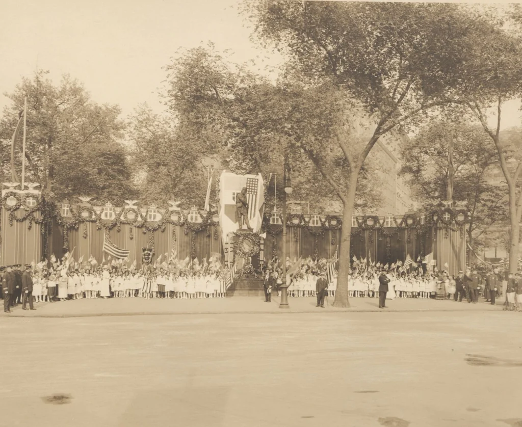 An illustration from [Decorations in the city of New York to honor and welcome the Italian commission, June 21, 22, 23, 1917 / phot. by Wurts brothers], 1917, leaf 8