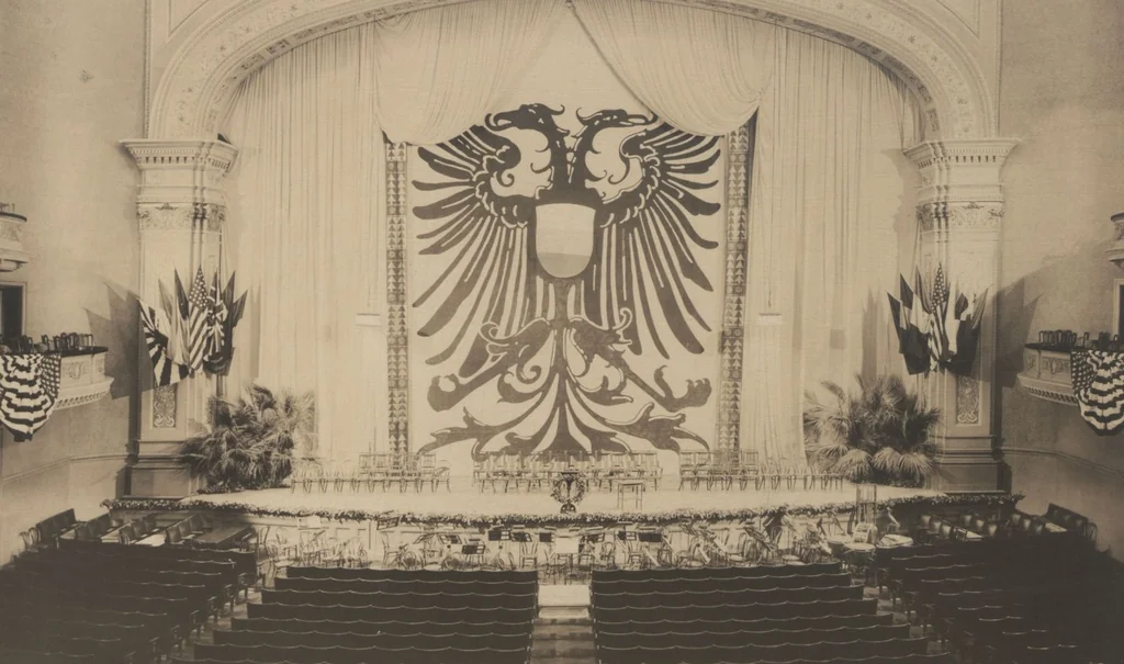 An illustration from [Decorations in the city of New York to honor and welcome the Russian commission, July 6-7, 1917 / phot. by Wurts brothers], 1917, leaf 11