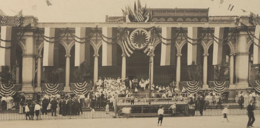 An illustration from [Decorations in the city of New York to honor and welcome the Russian commission, July 6-7, 1917 / phot. by Wurts brothers], 1917, leaf 12