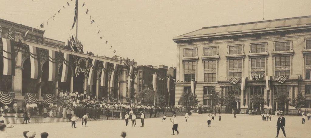 An illustration from [Decorations in the city of New York to honor and welcome the Russian commission, July 6-7, 1917 / phot. by Wurts brothers], 1917, leaf 13
