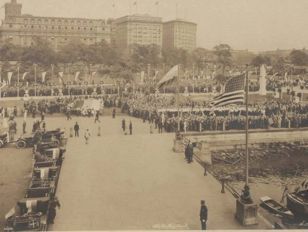 An illustration from [Decorations in the city of New York to honor and welcome the Russian commission, July 6-7, 1917 / phot. by Wurts brothers], 1917, leaf 2