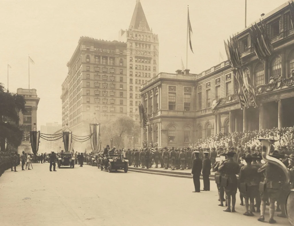 An illustration from [Decorations in the city of New York to honor and welcome the Russian commission, July 6-7, 1917 / phot. by Wurts brothers], 1917, leaf 3