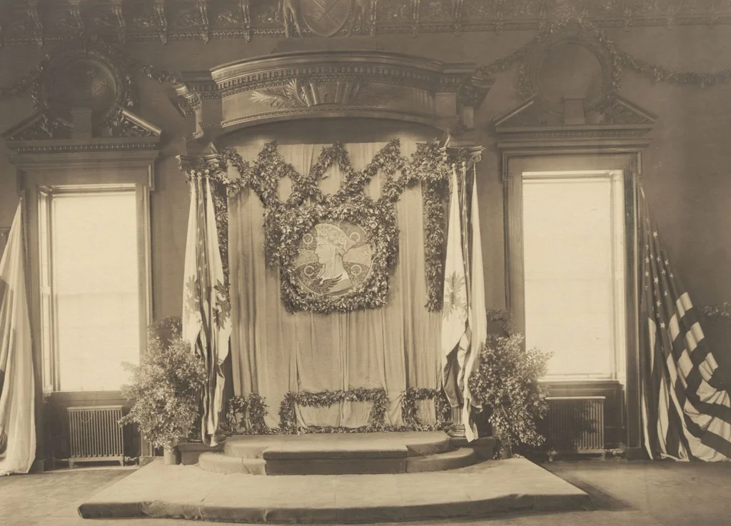 An illustration from [Decorations in the city of New York to honor and welcome the Russian commission, July 6-7, 1917 / phot. by Wurts brothers], 1917, leaf 5
