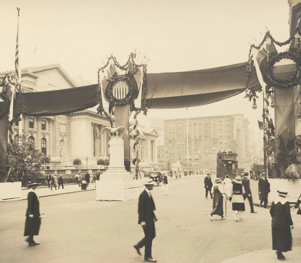An illustration from [Decorations in the city of New York to honor and welcome the Russian commission, July 6-7, 1917 / phot. by Wurts brothers], 1917, leaf 8