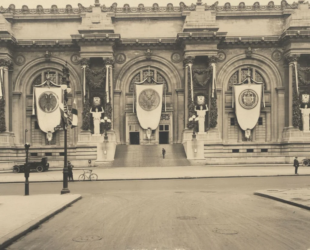 An illustration from [Decorations in the city of New York to honor and welcome the Russian commission, July 6-7, 1917 / phot. by Wurts brothers], 1917, leaf 9