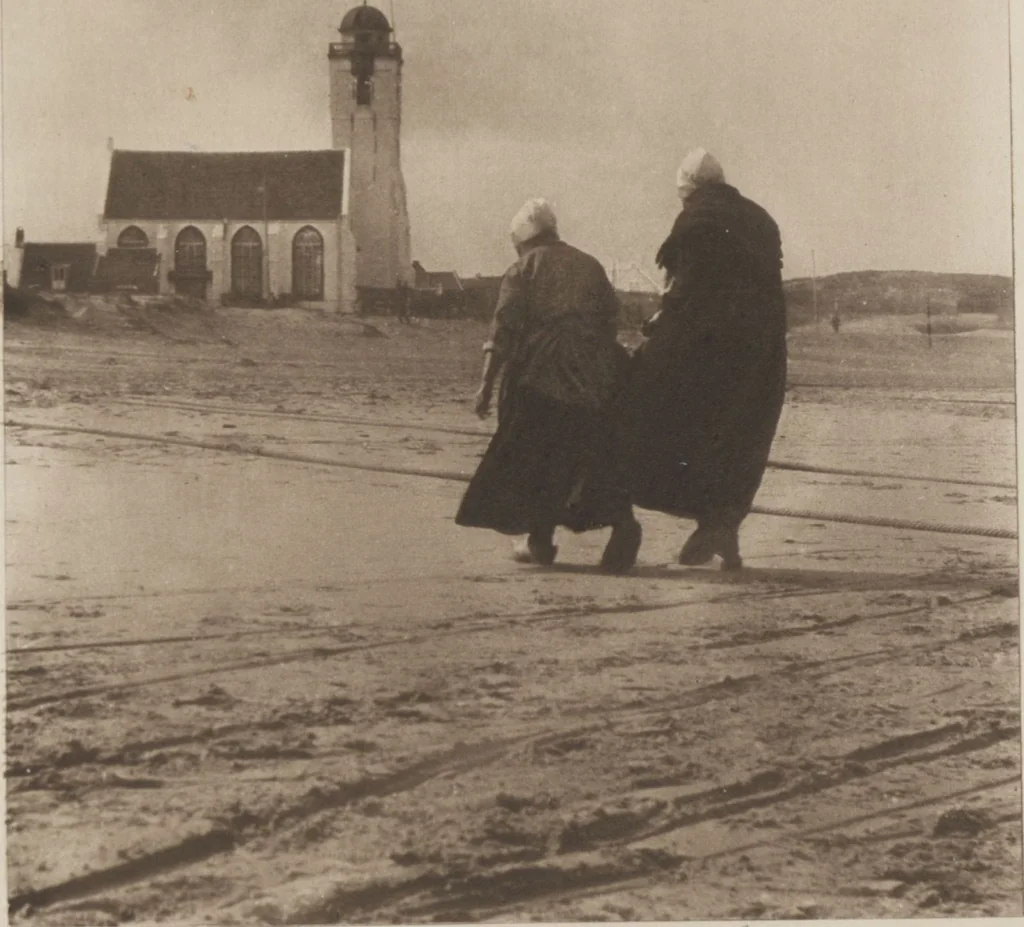 An illustration from Picturesque bits of New York and other studies / by Alfred Stieglitz, 1897, leaf 12