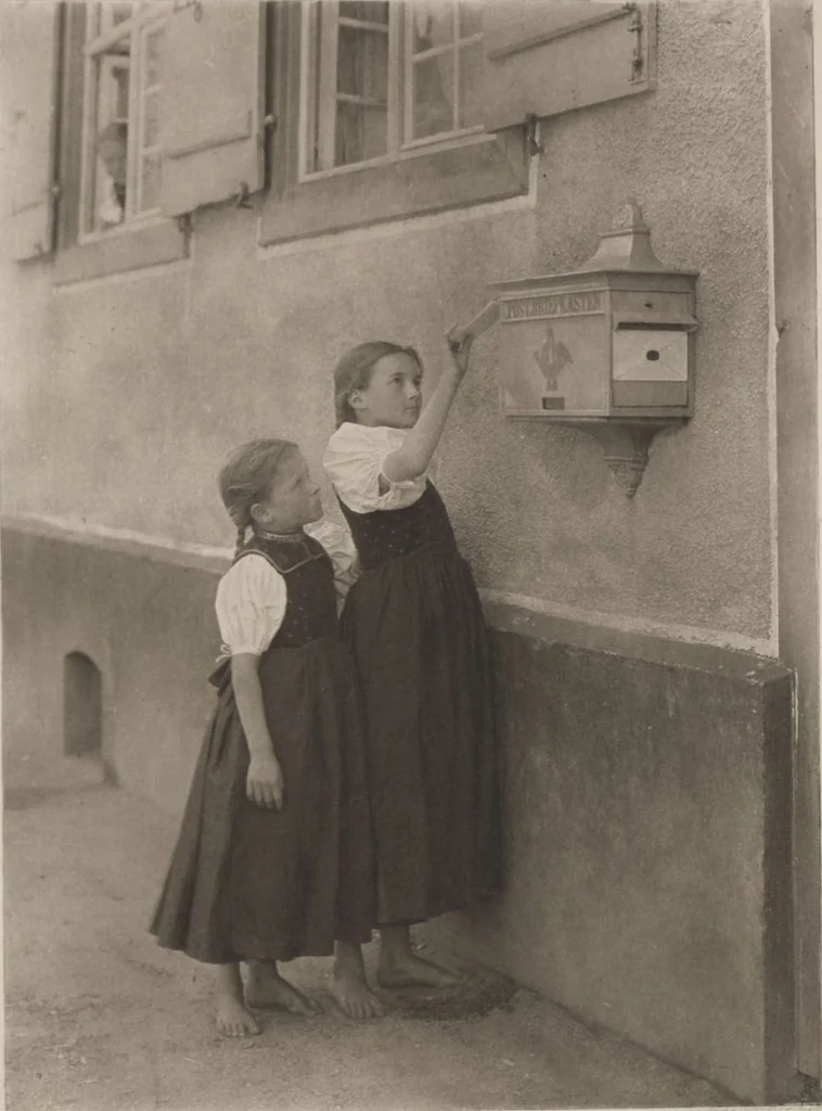 An illustration from Picturesque bits of New York and other studies / by Alfred Stieglitz, 1897, leaf 13