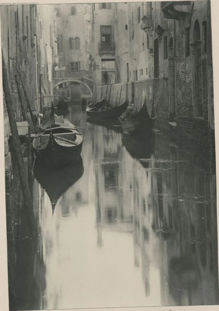 An illustration from Picturesque bits of New York and other studies / by Alfred Stieglitz, 1897, leaf 7