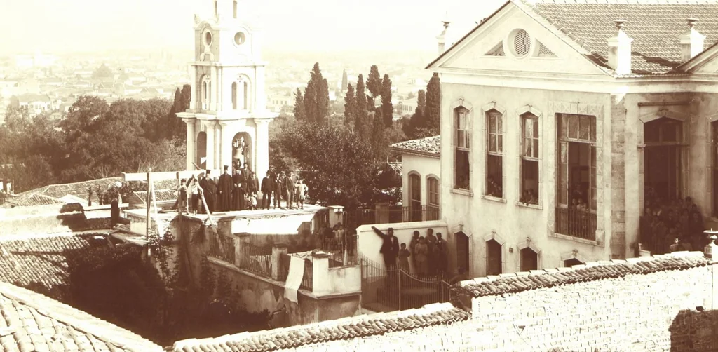 An illustration from [Album of Egyptian and Turkish photographs. Volume 1 / assembled by Rudolf H. and Lulu Reinhart in 1906 on their wedding trip], 1906, leaf 32