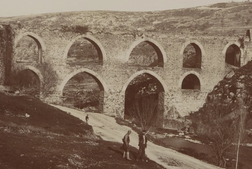 An illustration from [Album of Egyptian and Turkish photographs. Volume 1 / assembled by Rudolf H. and Lulu Reinhart in 1906 on their wedding trip], 1906, leaf 35