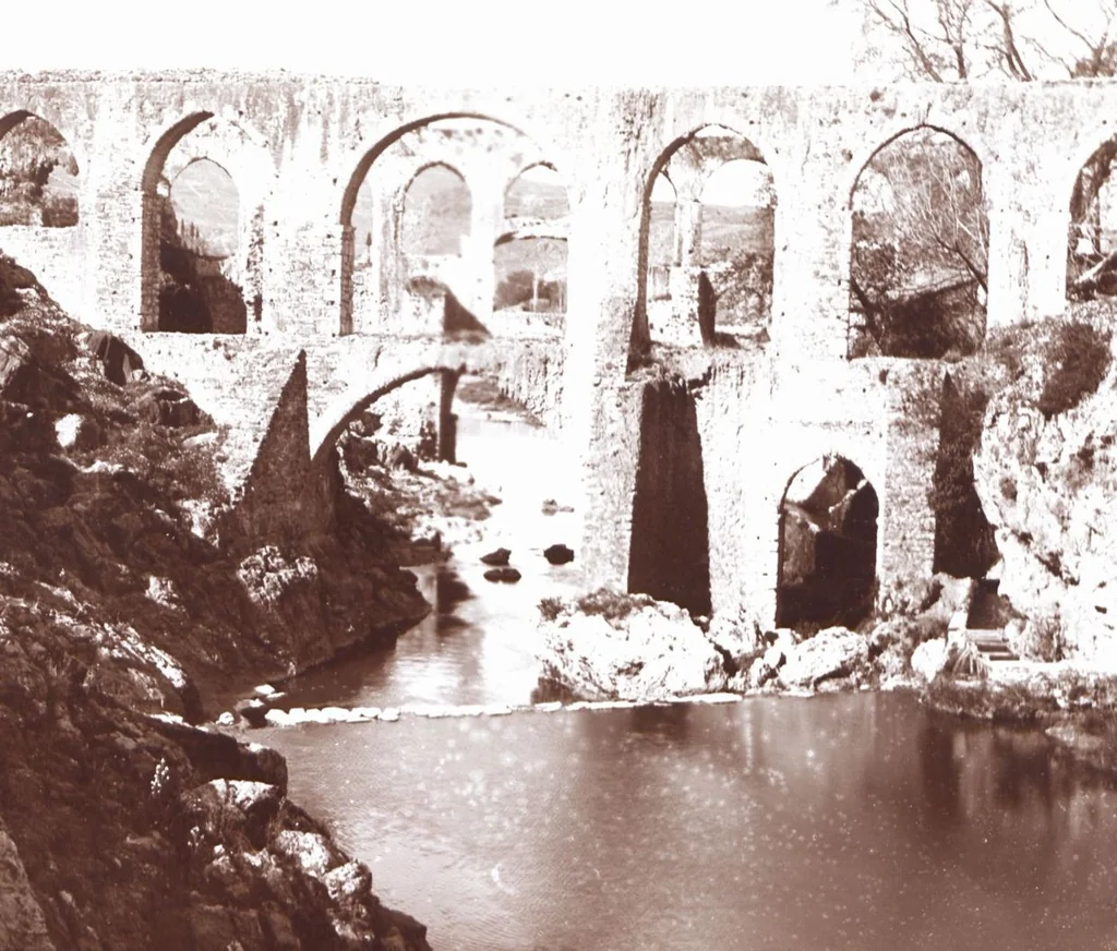 An illustration from [Album of Egyptian and Turkish photographs. Volume 1 / assembled by Rudolf H. and Lulu Reinhart in 1906 on their wedding trip], 1906, leaf 36