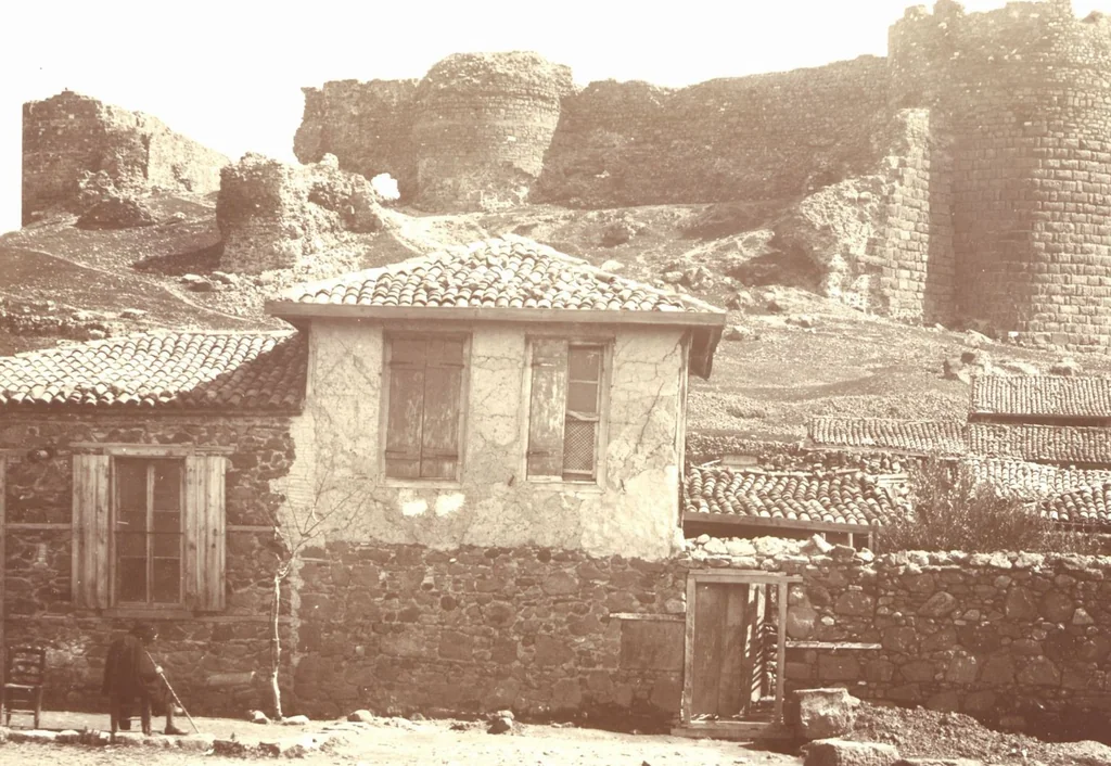 An illustration from [Album of Egyptian and Turkish photographs. Volume 1 / assembled by Rudolf H. and Lulu Reinhart in 1906 on their wedding trip], 1906, leaf 38