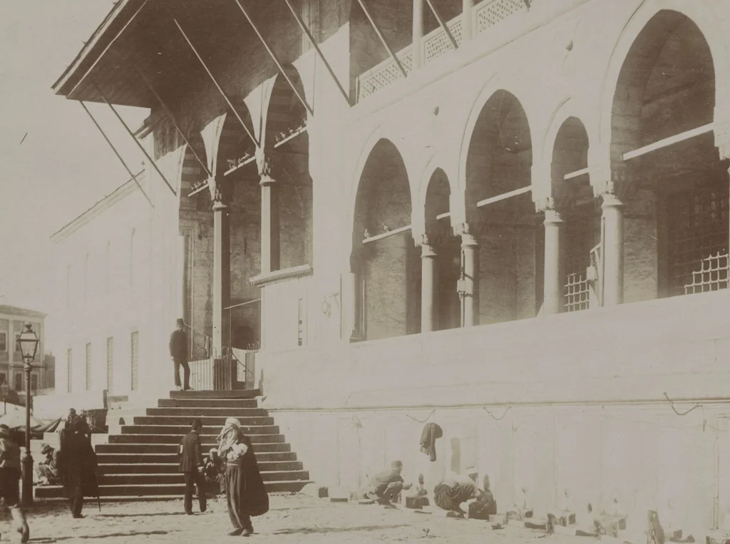 An illustration from [Album of Egyptian and Turkish photographs. Volume 1 / assembled by Rudolf H. and Lulu Reinhart in 1906 on their wedding trip], 1906, leaf 47