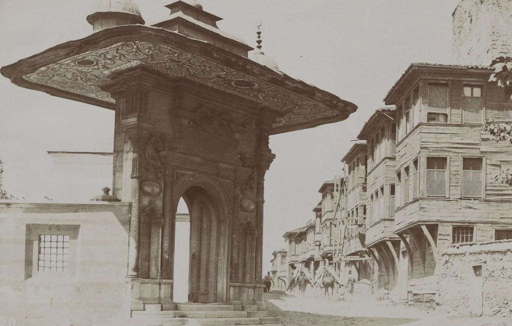 An illustration from [Album of Egyptian and Turkish photographs. Volume 1 / assembled by Rudolf H. and Lulu Reinhart in 1906 on their wedding trip], 1906, leaf 49