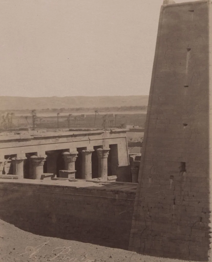 An illustration from [Album of Egyptian and Turkish photographs. Volume 1 / assembled by Rudolf H. and Lulu Reinhart in 1906 on their wedding trip], 1906, leaf 7