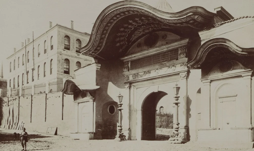 An illustration from [Album of Egyptian and Turkish photographs. Volume 1 / assembled by Rudolf H. and Lulu Reinhart in 1906 on their wedding trip], 1906, leaf 76
