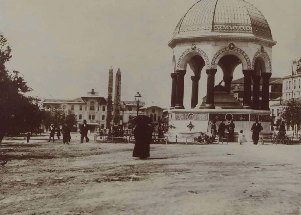 An illustration from [Album of Egyptian and Turkish photographs. Volume 1 / assembled by Rudolf H. and Lulu Reinhart in 1906 on their wedding trip], 1906, leaf 79