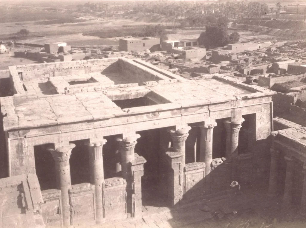 An illustration from [Album of Egyptian and Turkish photographs. Volume 1 / assembled by Rudolf H. and Lulu Reinhart in 1906 on their wedding trip], 1906, leaf 8