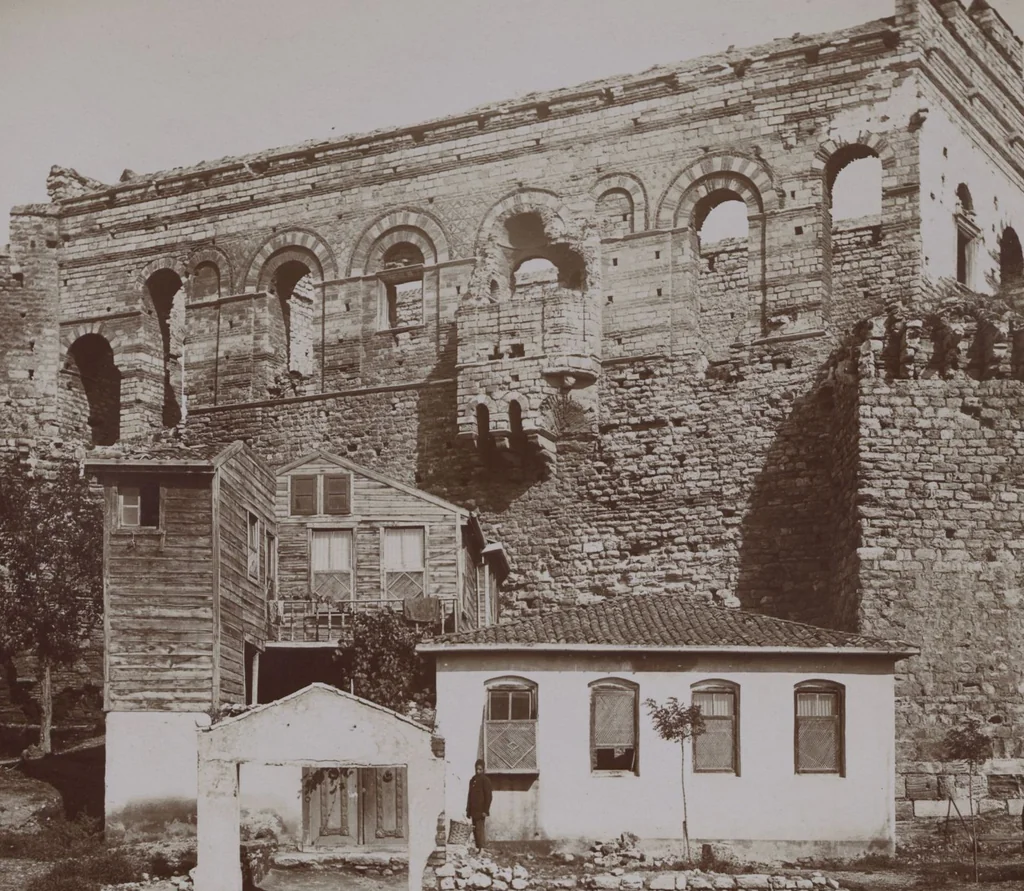 An illustration from [Album of Egyptian and Turkish photographs. Volume 1 / assembled by Rudolf H. and Lulu Reinhart in 1906 on their wedding trip], 1906, leaf 82