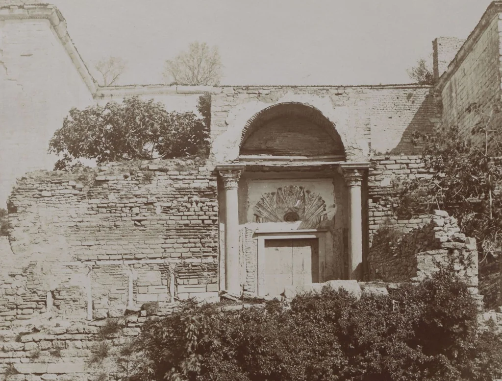 An illustration from [Album of Egyptian and Turkish photographs. Volume 1 / assembled by Rudolf H. and Lulu Reinhart in 1906 on their wedding trip], 1906, leaf 83