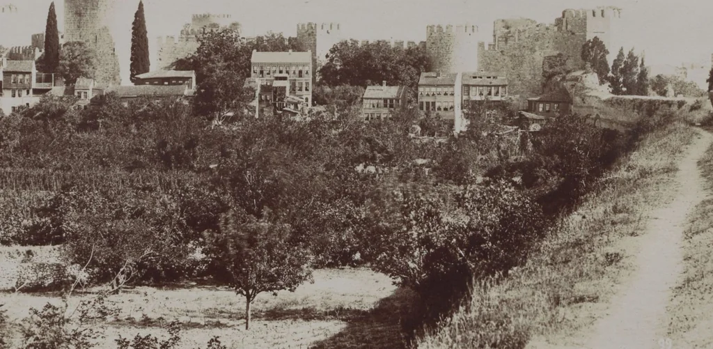 An illustration from [Album of Egyptian and Turkish photographs. Volume 1 / assembled by Rudolf H. and Lulu Reinhart in 1906 on their wedding trip], 1906, leaf 84