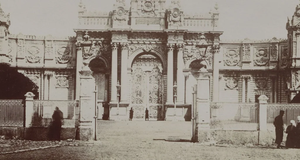 An illustration from [Album of Egyptian and Turkish photographs. Volume 1 / assembled by Rudolf H. and Lulu Reinhart in 1906 on their wedding trip], 1906, leaf 88