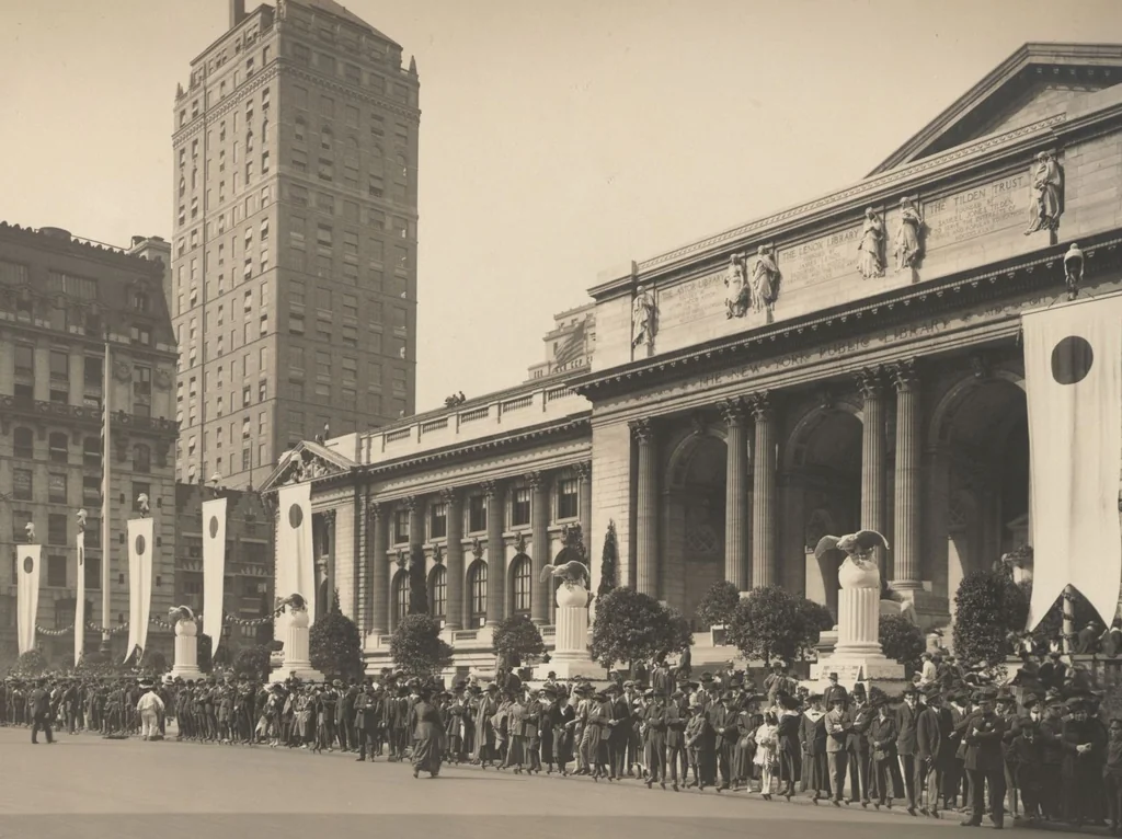 An illustration from [Decorations in the city of New York to honor and welcome the Japanese commission, Sept. 27, 28, 29, 1917 / phot. by Wurts brothers], 1917, leaf 16