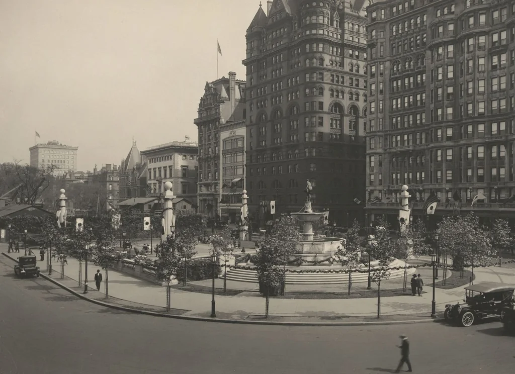 An illustration from [Decorations in the city of New York to honor and welcome the Japanese commission, Sept. 27, 28, 29, 1917 / phot. by Wurts brothers], 1917, leaf 18