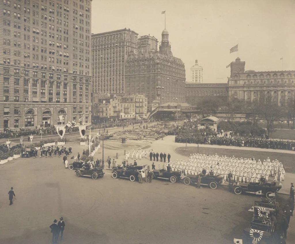An illustration from [Decorations in the city of New York to honor and welcome the Japanese commission, Sept. 27, 28, 29, 1917 / phot. by Wurts brothers], 1917, leaf 3