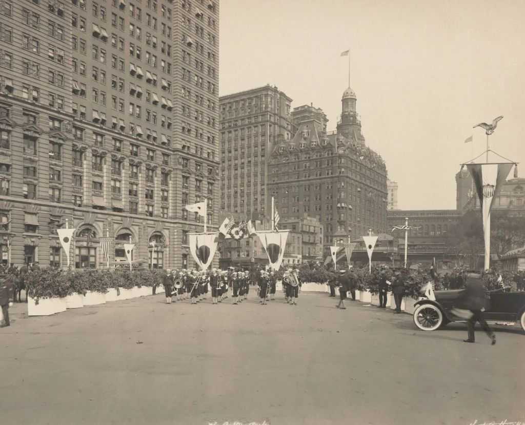 An illustration from [Decorations in the city of New York to honor and welcome the Japanese commission, Sept. 27, 28, 29, 1917 / phot. by Wurts brothers], 1917, leaf 4
