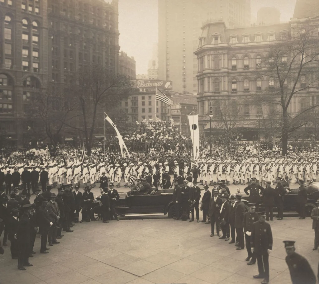 An illustration from [Decorations in the city of New York to honor and welcome the Japanese commission, Sept. 27, 28, 29, 1917 / phot. by Wurts brothers], 1917, leaf 5