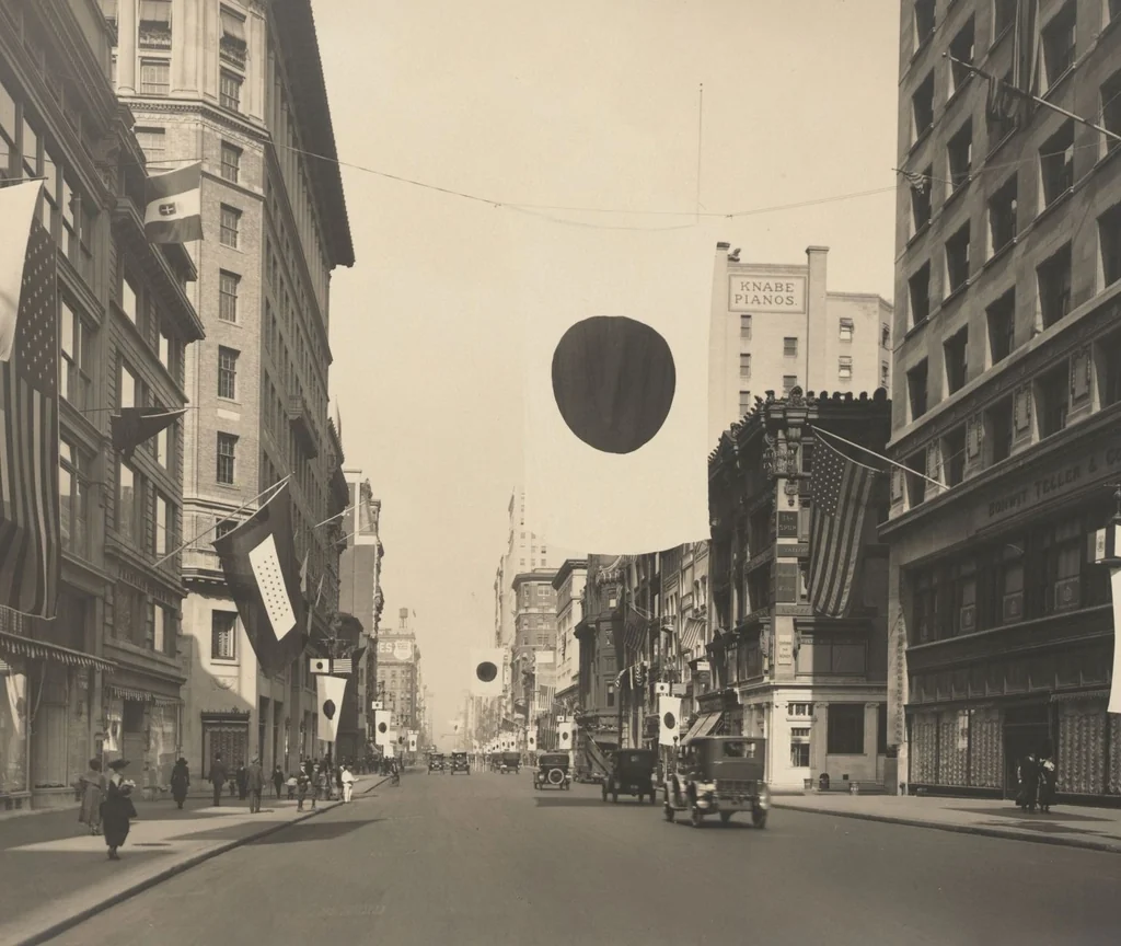 An illustration from [Decorations in the city of New York to honor and welcome the Japanese commission, Sept. 27, 28, 29, 1917 / phot. by Wurts brothers], 1917, leaf 9
