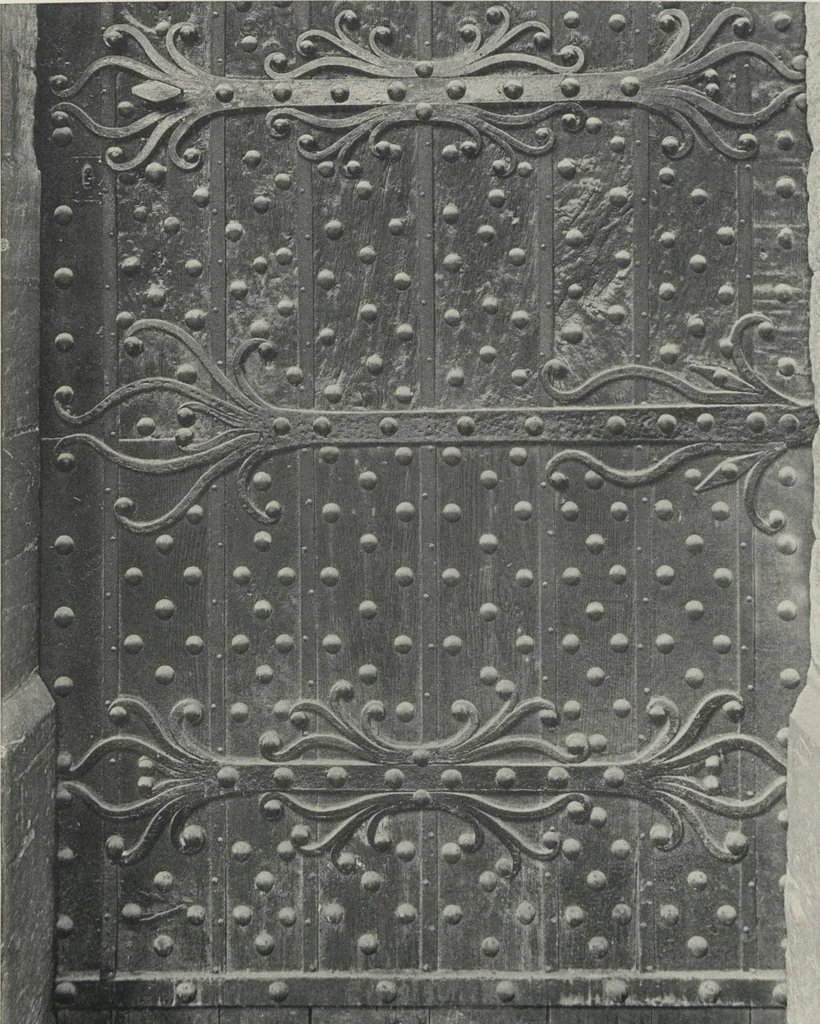An illustration from Documents de ferronnerie ancienne du XIIe au XVIIIe siècle : recueil de 40 planches comprenant plus de 100 documents de ferronnerie monumentale et de serrurerie fine ..., 1922, leaf 11