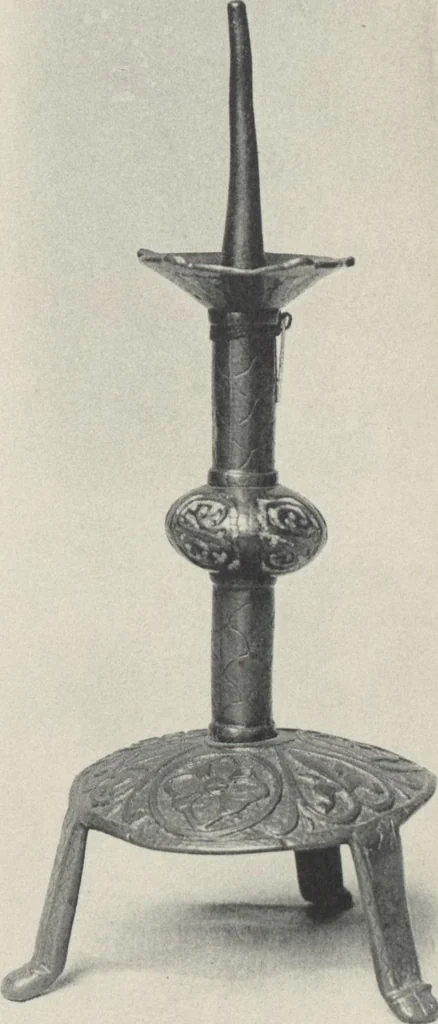 An illustration from Documents de ferronnerie ancienne du XIIe au XVIIIe siècle : recueil de 40 planches comprenant plus de 100 documents de ferronnerie monumentale et de serrurerie fine ..., 1922, leaf 12